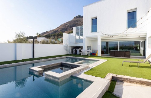 Atarfe Villa | 360 m² Villa ∙ 4 bedrooms ∙ 9 guests