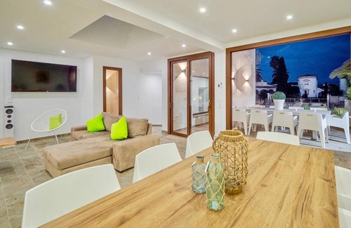 Empuriabrava Resort | 380 m² Resort ∙ 9 bedrooms ∙ 18 guests
