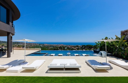 Alella Villa | 600 m² Villa ∙ 5 bedrooms ∙ 11 guests