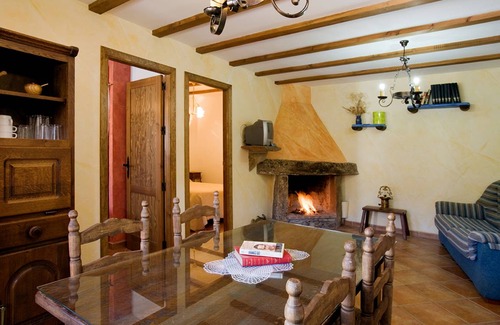 Laroya House | 70 m² Farmhouse ∙ 2 bedrooms ∙ 4 guests