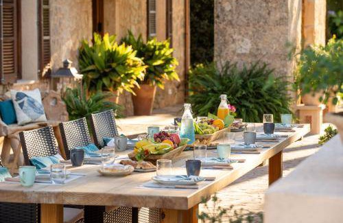 Santa Maria del Cami Villa | 8000 m² Villa ∙ 8 bedrooms ∙ 16 guests