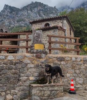 Cain Hostel | Albergue de Caín "El Diablo de la peña"