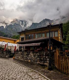 Cain Hostel | Albergue de Caín "El Diablo de la peña"