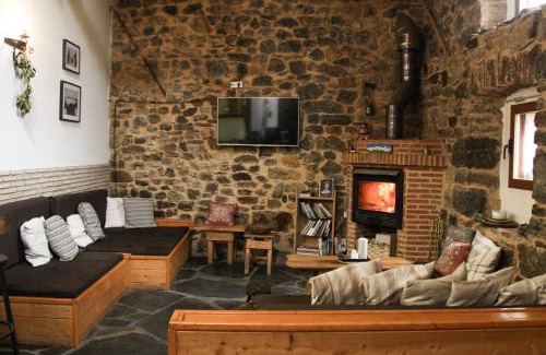 Torrebarrio Hostel | Albergue El Rebezo
