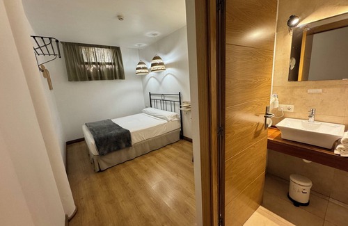 Puente La Reina Hostel | Albergue Jakue - Hostel