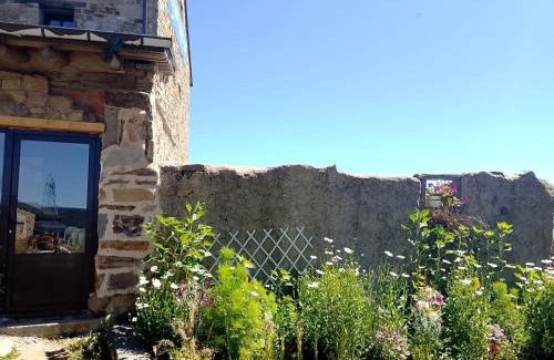 Foncebadon Hostel | Albergue Monte irago
