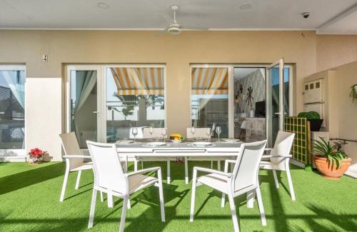 Carihuela Apartment | Apartamentos LOLA y MANUELA en primera línea playa Carihuela con excelente Terraza-jardin de 80 m2 frente al Mar con aparcamiento privado Ideal para descansar oyendo las olas del Mar