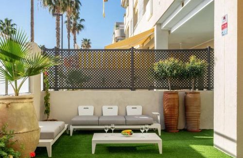 Carihuela Apartment | Apartamentos LOLA y MANUELA en primera línea playa Carihuela con excelente Terraza-jardin de 80 m2 frente al Mar con aparcamiento privado Ideal para descansar oyendo las olas del Mar