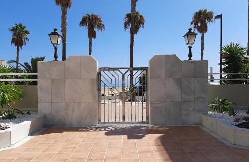Carihuela Apartment | Apartamentos LOLA y MANUELA en primera línea playa Carihuela con excelente Terraza-jardin de 80 m2 frente al Mar con aparcamiento privado Ideal para descansar oyendo las olas del Mar