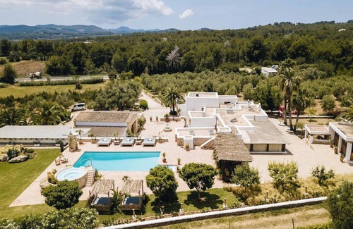 Santa Gertrudis Villa | Beautiful villa in a romantic gateway