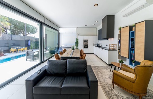 L'Escala Villa | Blanca: Modern villa with private pool and garden