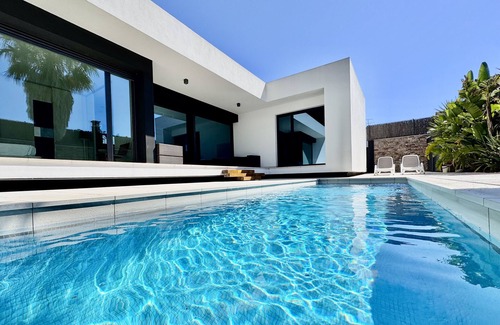 L'Escala Villa | Blanca: Modern villa with private pool and garden