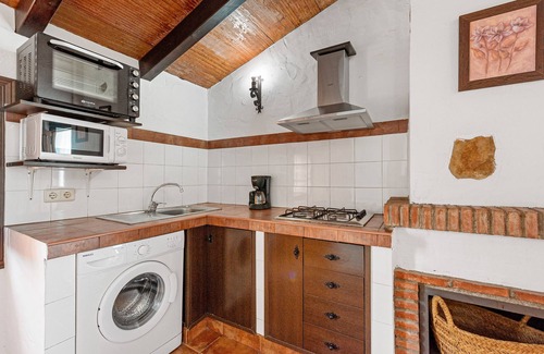 Malaga House | Country House 'El Granero' with Lake View, Shared Pool and Wi-Fi