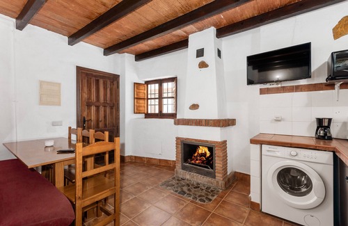 Malaga House | Country House 'La Yegueriza' with Lake View, Shared Pool and Private Terrace