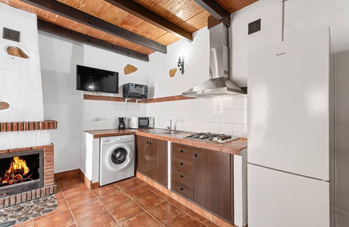 Malaga House | Country House 'La Yegueriza' with Lake View, Shared Pool and Private Terrace