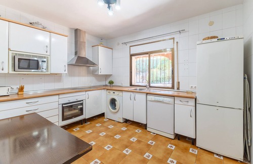 Valdemorillo House | Holiday Home 'El Bolero De Brasal' with Private Pool, Wi-Fi and Air Conditioning