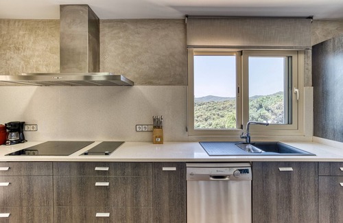 Lloret de Mar House | Holiday Home 'Olive' with Private Pool, Wi-Fi and Air Conditioning