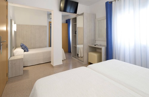 Sant Antoni de Portmany Hostel | Hostal Roca