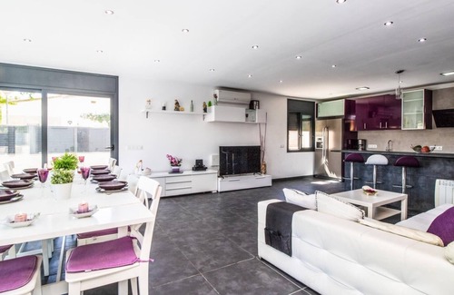 Castello d'Empuries Villa | LUXURY VILLA, HEATED POOL WITH JACUZZI, INTERNET, NEAR BEACH