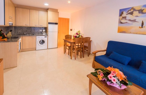 Santa Margarida Apartment | Nice apartment with terrace and pool near the beach and shops Inmosantos Daniel BA