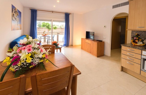 Santa Margarida Apartment | Nice apartment with terrace and pool near the beach and shops Inmosantos Daniel BA