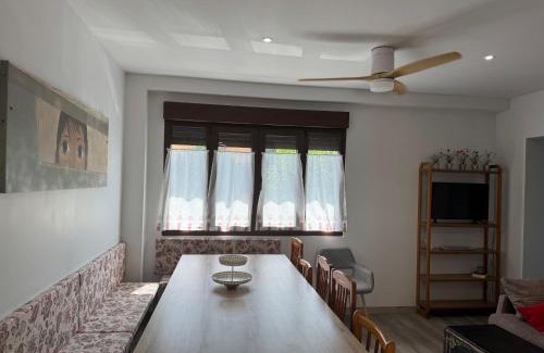 Leon House | Oak House Oakplacescom