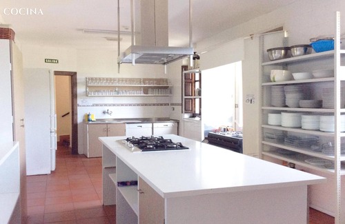 Moclin Hostel | Rural house for large groups. Spacious halls and rooms with their own bathroom.