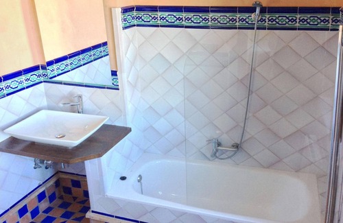 Moclin Hostel | Rural house for large groups. Spacious halls and rooms with their own bathroom.