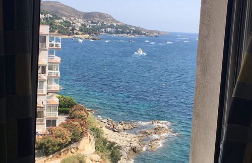 Almadraba-Canyelles Apartment | To your health, feet in the water