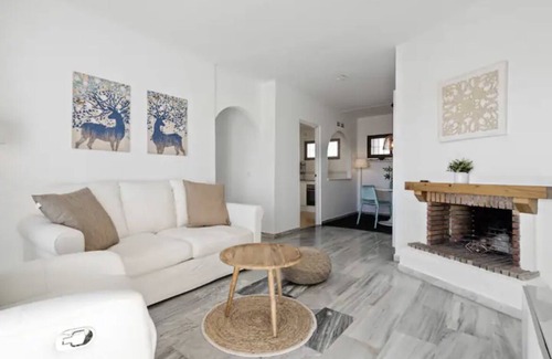 Fuengirola Apartment | Wonderful apartment in the heart of Fuengirola with access to pool and wi-fi