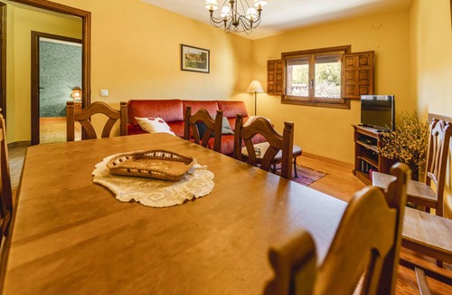 Valle de Valdelaguna Ski Chalet | 120 m² Chalet ∙ 4 bedrooms ∙ 9 guests