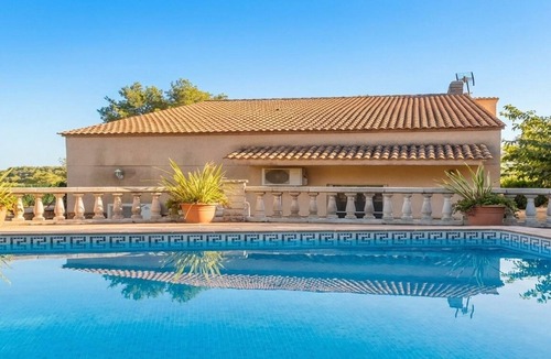 Sitges Villa | 15 min. by car/Sitges. Villa Ilus 16 people. XXL Pool by Weekly Villas.