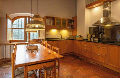 Celra House | 16th-century stone house with pool close to Girona