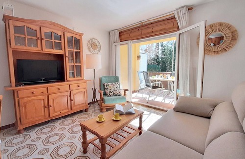 Calella de Palafrugell Apartment | 1CEN A3 -Basic Apartment with communal garden and pool, only 800m from the beach of Llafranc
