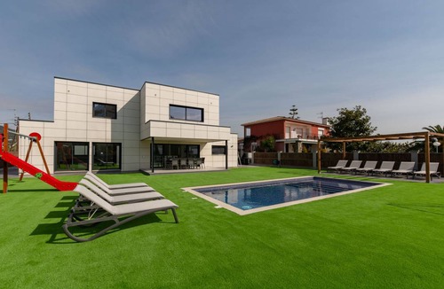 Pineda de Mar Villa | 220 m² Villa ∙ 4 bedrooms ∙ 9 guests
