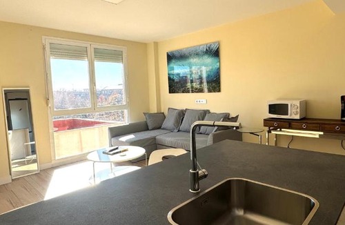 San Isidro Apartment | 23 DOWN TOWN IN METRO IN 5 Station straigh WIFI AC