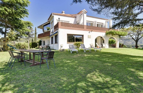 Calella Villa | 240 m² Villa ∙ 6 bedrooms ∙ 14 guests