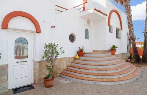San Antonio Bay Villa | 250 m² Villa ∙ 5 bedrooms ∙ 10 guests