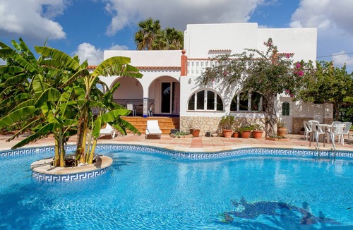 San Antonio Bay Villa | 250 m² Villa ∙ 5 bedrooms ∙ 10 guests