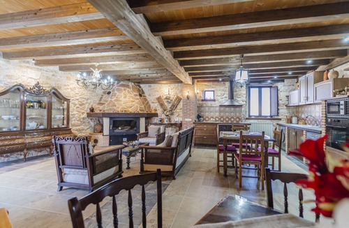 Moral de Hornuez House | 250 m² House ∙ 5 bedrooms ∙ 10 guests