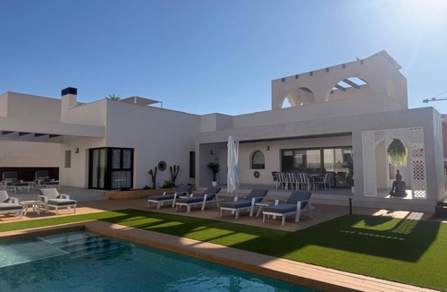 Quesada Villa | 3 Bed Villa - Sleeps 6 - Private Pool - Parking