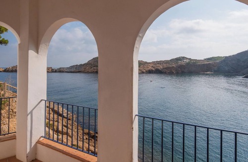 Sa Tuna Apartment | 3 bedroom apartment in first sea line in Sa Tuna, Begur (H02)