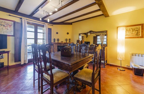 Urrez House | 325 m² Farmhouse ∙ 6 bedrooms ∙ 14 guests