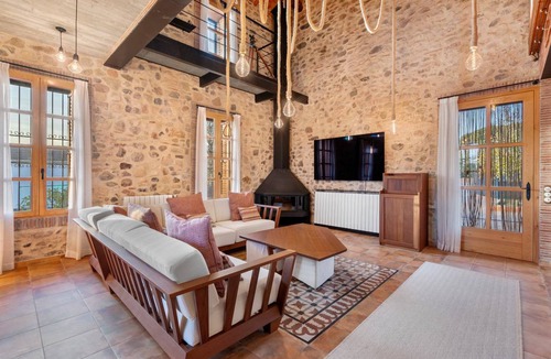L'Ametlla del Valles House | 336 m² House ∙ 6 bedrooms ∙ 12 guests