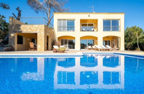 Tamarit Villa | 350 m² Villa ∙ 5 bedrooms ∙ 7 guests