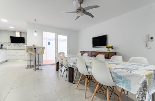 Fuengirola City Centre House | 363 m² House ∙ 6 bedrooms ∙ 14 guests