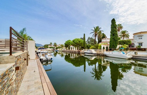 Empuriabrava Resort | 380 m² Resort ∙ 9 bedrooms ∙ 18 guests