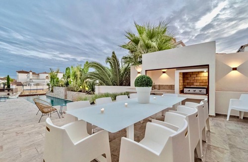 Empuriabrava Resort | 380 m² Resort ∙ 9 bedrooms ∙ 18 guests