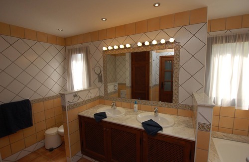 Lajares Villa | 5* spacious luxury Villa 3 bed 2 bathrooms, indoor heated pool and hot tub.