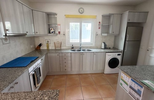 Trebeluger House | 6 person house with private pool and garden